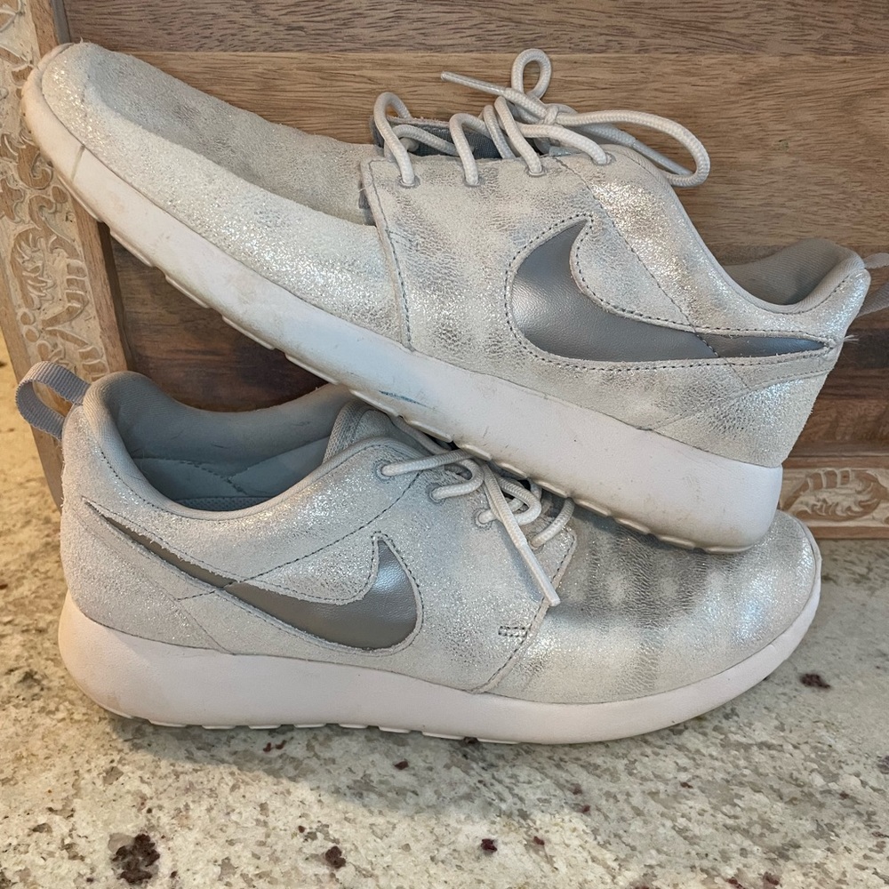 Nike women 8 used white silver sneakers